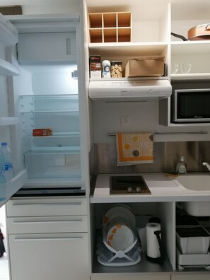 Kühlschrank, Mikrowelle, Ofen, Herdplatte