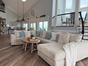 Smart TV, chimenea, futbolito y tenis de mesa 