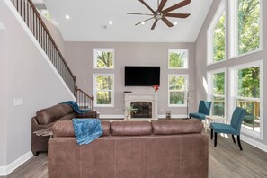 Una Smart TV, una chimenea, una mesa de tenis de mesa