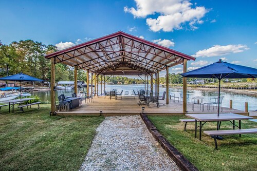 Majestic Lakefront Home Awesome boathouse, Sandy beach, Decks, Amenities galore!