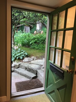 Interior - Renovated, spacious and bright North Shore garden oasis/one bedroom suite (North Vancouver)