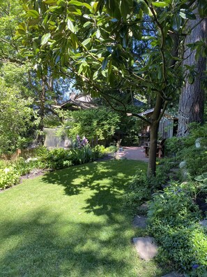 Property grounds - Renovated, spacious and bright North Shore garden oasis/one bedroom suite (North Vancouver)