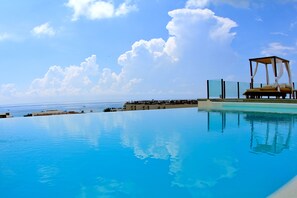 Outdoor pool, pool umbrellas, sun loungers - Las Brisas Condominios (Playa del Carmen)