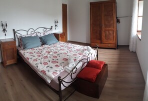 3 عدّة غرف نوم ومكواة/لوح كي وواي فاي وملاءات أسرّة