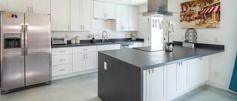 Køleskab, mikrobølgeovn, ovn, kogeplade