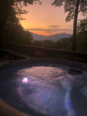 Outdoor spa tub - Firefly Cottage, Near Bryson City, and Nantahala Outdoor Center (Bryson City)