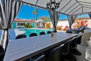 Una piscina al aire libre, una piscina climatizada