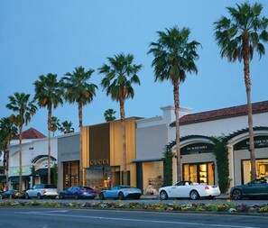 Exterior - Luxury Private Resort - 1 Block to El Paseo! Sleeps 12! (Palm Desert)