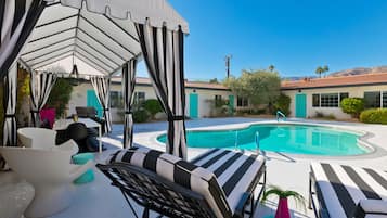 Una piscina al aire libre, una piscina climatizada