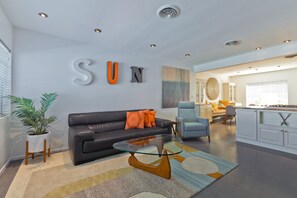 TV - Luxury Private Resort - 1 Block to El Paseo! Sleeps 12! (Palm Desert)