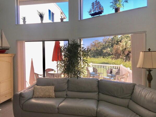 Smart TV - Surf shack on the beach, direct ocean. (Indialantic)