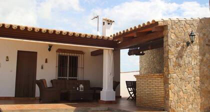 Talo, jossa oma uima-allas ja grillipaikka 4-5 hlölle, hiljainen sijainti, ilmastointi, WIFI & amp; polkupyörät