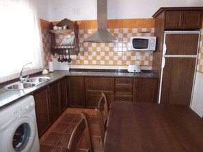 Een koelkast, een microgolfoven, een oven, een vaatwasser