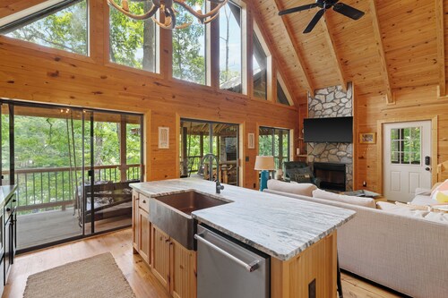 Lake Keowee Cabin 14 miles to Clemson with Hot Tub and new private dock 