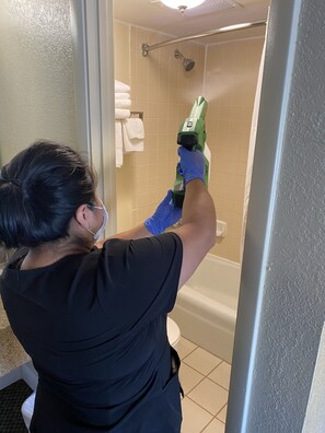 吹风机、毛巾、肥皂、洗发水