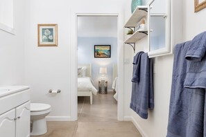 Dusj, hårføner og håndklær