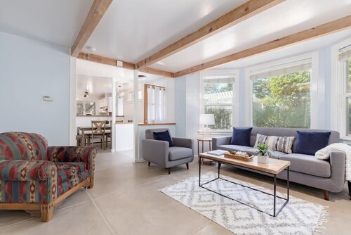 Walk to Beach: Dog Friendly Seabright Retreat