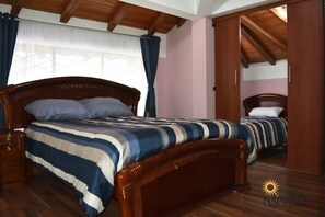 6 bedrooms, iron/ironing board, WiFi, bed sheets - Quinta Napoleon Elegance and Confort (Quito)