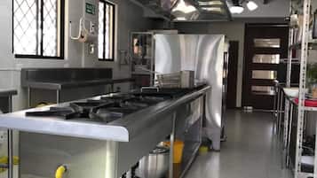 Frigorífico, microondas, horno y placa de cocina