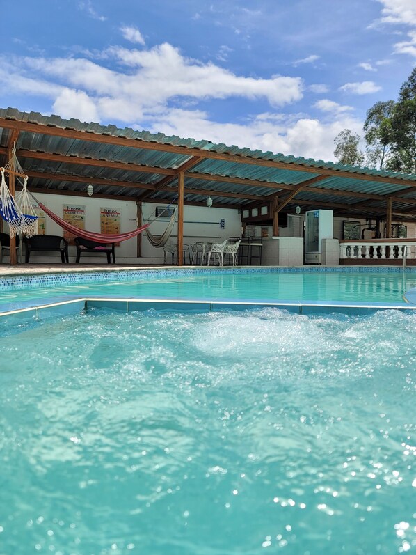 Piscine extérieure, piscine chauffée