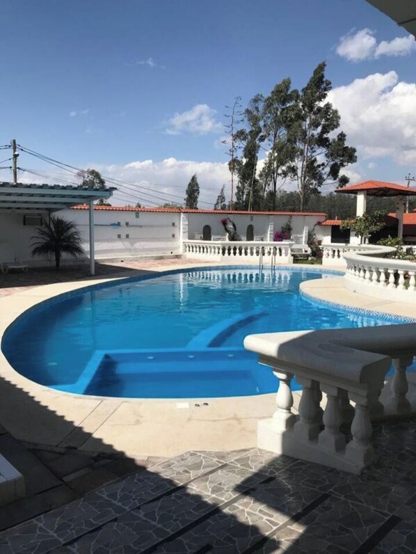 Piscine extérieure, piscine chauffée