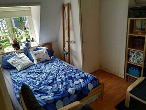 2 habitaciones, tabla de planchar con plancha, wifi y ropa de cama
