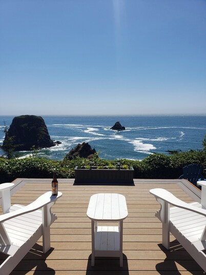 Remodeled home- spacious, beautiful yard, hot tub & ocean view all around!!