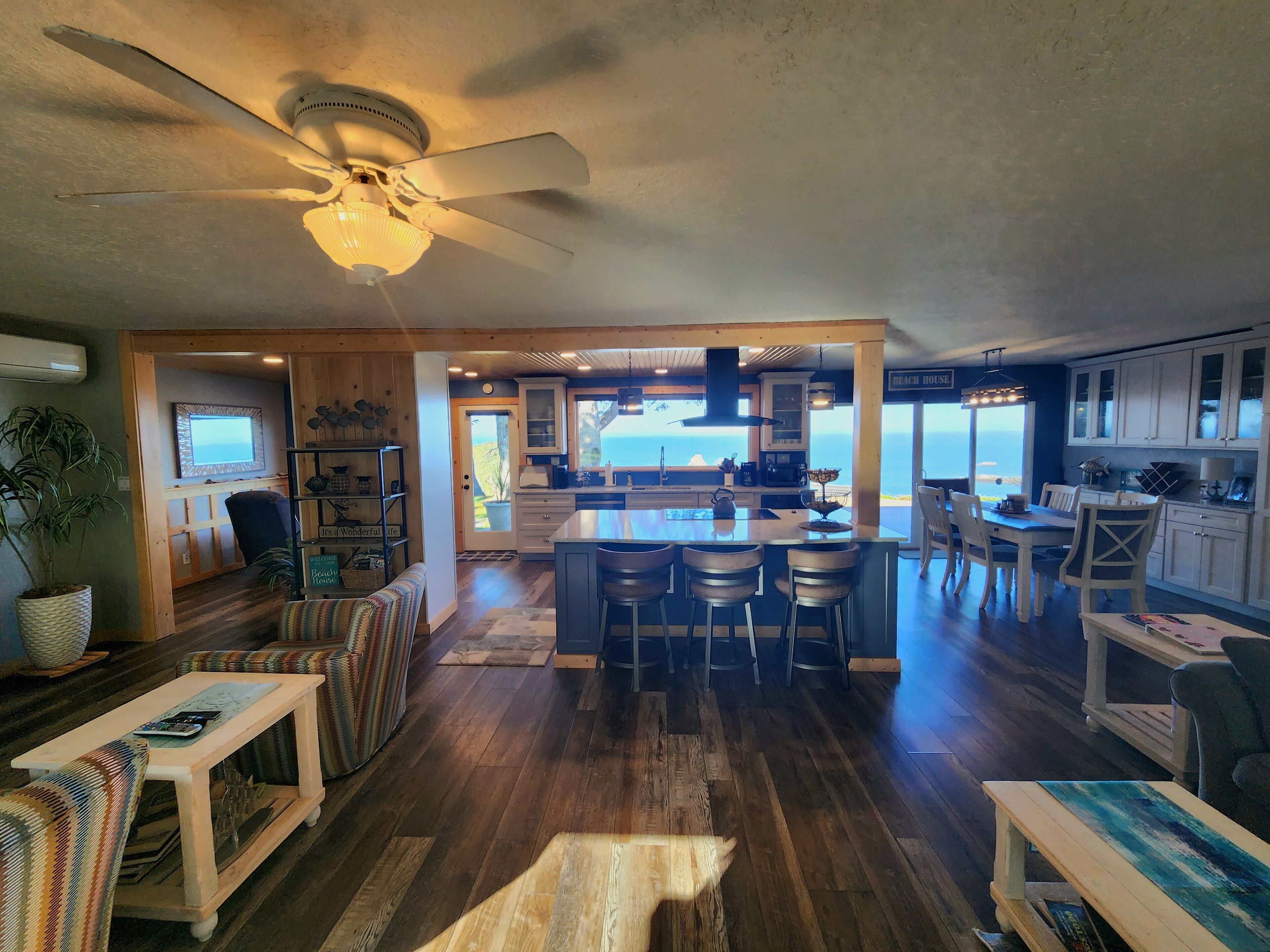 Ocean Front Home- Spacious, Beautiful Yard, Hot Tub & Ocean View All Around!! - Brookings, OR