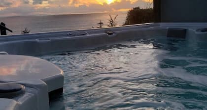 Amplio, patio increíble, jacuzzi y vistas al mar.