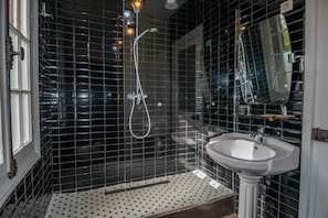 Baignoire, séchoir à cheveux, serviettes fournies, savon