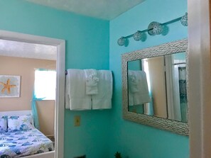 2 bedrooms, in-room safe, iron/ironing board, WiFi - Salty Seahorse ~ Cozy getaway less than 1/4 of a mile from the beach! (Panama City Beach)