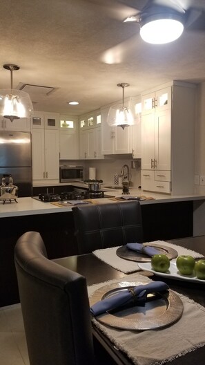 Kjøleskap, mikrobølgeovn, ovn og kokeplater