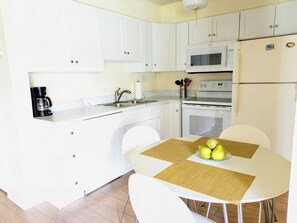 Kylskåp, mikrovågsugn, ugn och spishäll