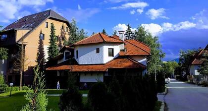 Apartment de La Falaise | Deluxe Double King Suite just a 9 min walk to the Lake