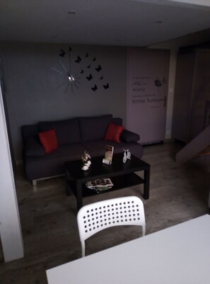 Interior - cottage in height with balcony. 1 bedroom (Sargé-sur-Braye)