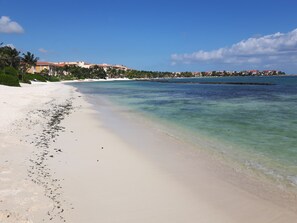 ビーチの近く、サンラウンジャー、ビーチタオル