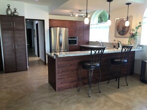 冷蔵庫、電子レンジ、オーブン、コンロ