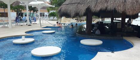 حمّام سباحة لا متناهي