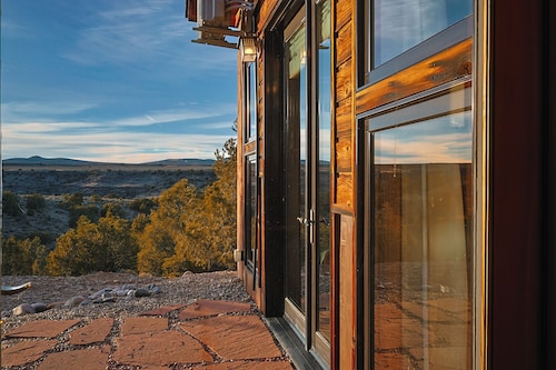 The Red Earth Palace Retreat - private natural hot spring access