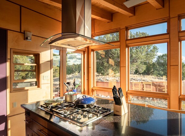 Fridge, microwave, oven, stovetop - The Red Earth Palace Retreat (El Prado)