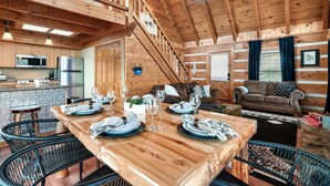 Ein geräumiges Holzhaus-Interieur mit Essbereich, Küche und Wohnzimmer.