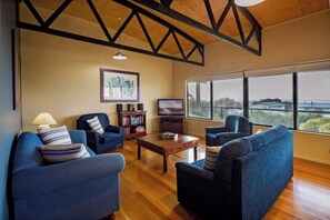 Flat-screen TV - Breakaway: Bay Views, Games & Beach Bliss (Gracetown)