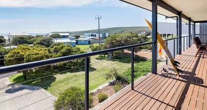 Breakaway: Bay Views, Games & Beach Bliss
