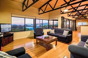 Flat-screen TV - Breakaway: Bay Views, Games & Beach Bliss (Gracetown)
