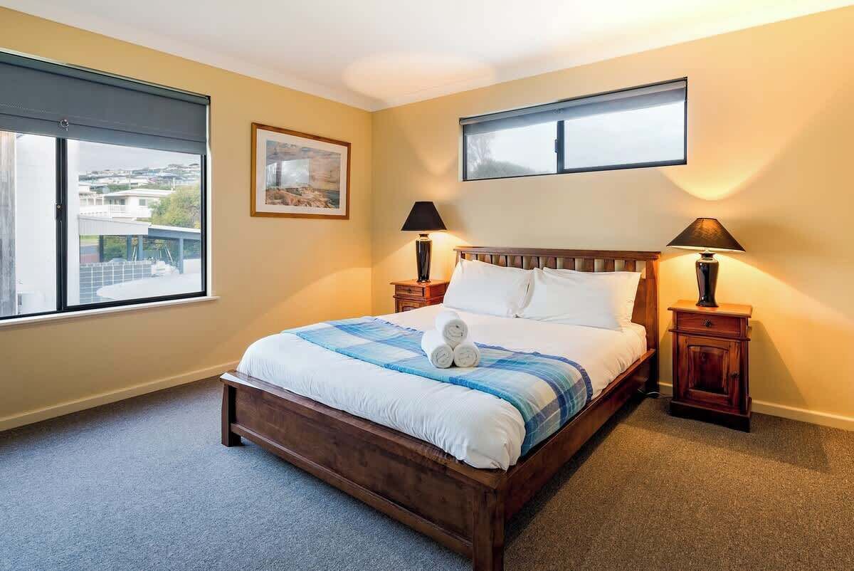 5 habitaciones, tabla de planchar con plancha, wifi y ropa de cama 