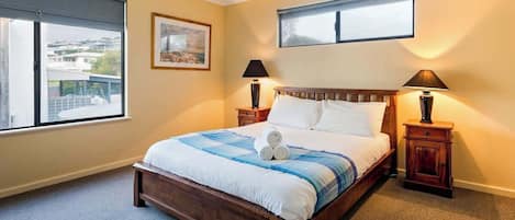 4 bedrooms, iron/ironing board, WiFi, bed sheets