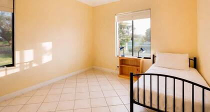 Breakaway: Bay Views, Games & Beach Bliss