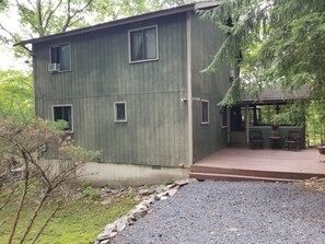 Exterior - Cozy Cabin Escape in SawCreek Estates with pools, racquet sports, skiing & more (Bushkill)