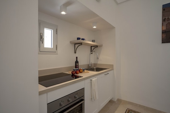 Oven, coffee/tea maker, electric kettle, high chair