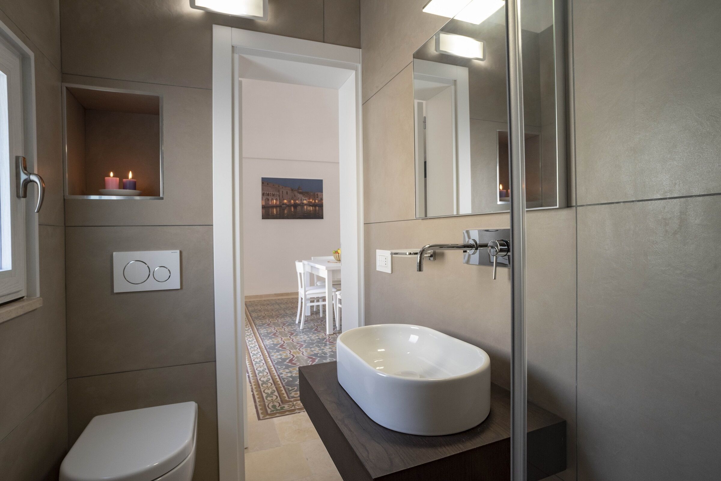 Douche, sèche-cheveux, bidet, serviettes fournies